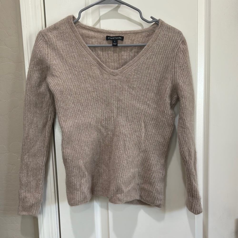 41 Hawthorn Tan V-Neck Sweater Fine-Gauge Knit / H1